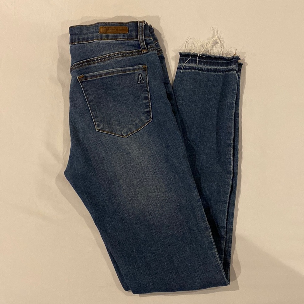 EUC - womens distressed jeans